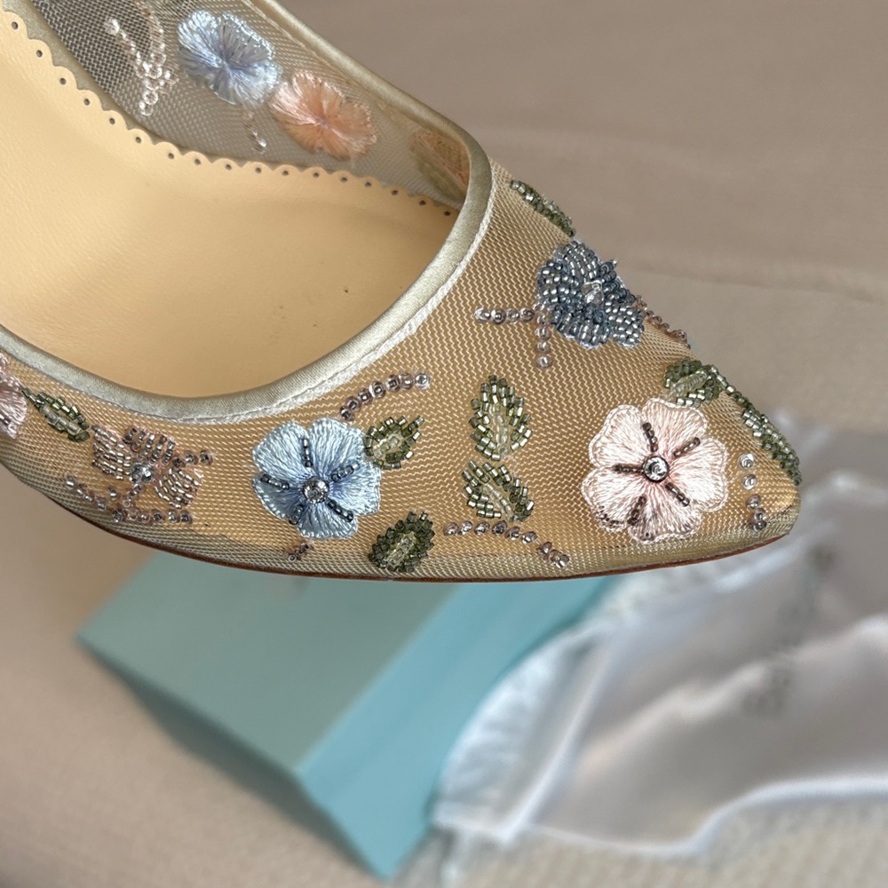 Bella Belle Gold Embroidered Women's Heels NIB size 9 - Picture 2 of 8